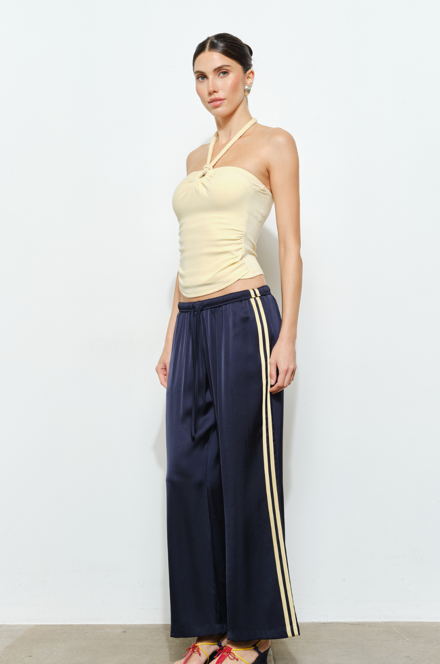 model waering stripped pants